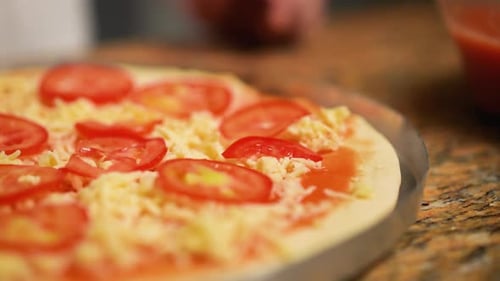 Koch bereitet Pizza zu
