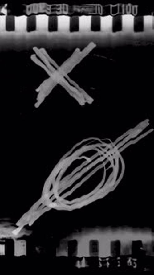 Bordure de cadre de cinéma noire avec rayures à l'encre saignante