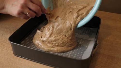 20 mètres carrés. Versez la pâte préparée dans un moule à gâteau. Faire un gâteau sucré. Ralenti.