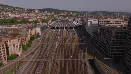 Luftbild des Hauptbahnhofs und der umliegenden Gebäude im Stadtbezirk Rückwärts enthüllt die Eisenbahn