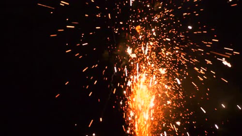 Ein nächtliches Feuerwerk auf einem Felsen im Hinterhof. Eine Show am 4. Juli zur Feier der Unabhängigkeit d