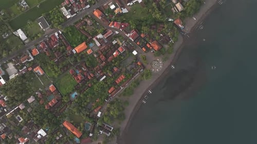 Vue aérienne d'un village animé au bord de la mer, Lovina, Bali.