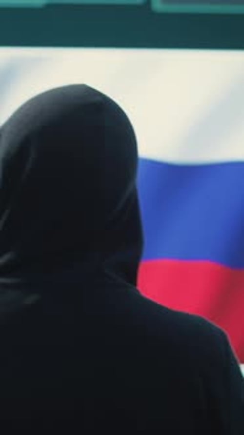 Expert en Vidéo verticale dans une salle de piratage gouvernementale avec un drapeau russe sur grand écran