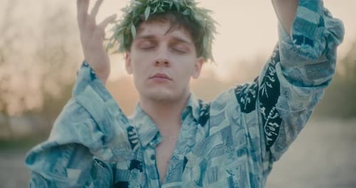 Retrato de homem hippie apreciando a natureza ao pôr do sol ao entardecer