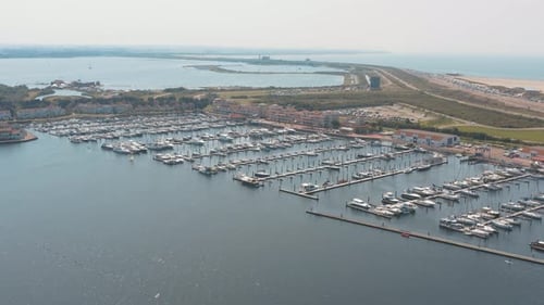 Drone cinématographique/panorama aérien d'une marina/port avec des voiliers par une journée ensoleillée à Zeela
