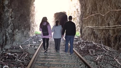 Leute, die auf einer verlassenen Eisenbahn laufen. Vergessene Pfade, Gruppe von Backpacker-Freunden beim
Wanderabenteuer