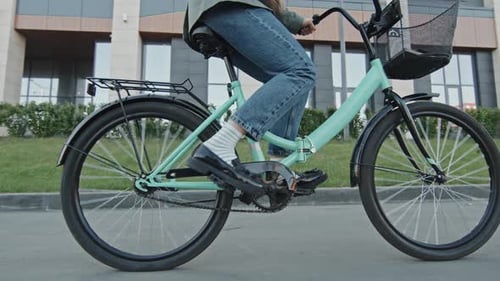 Femme méconnaissable faisant du vélo le matin