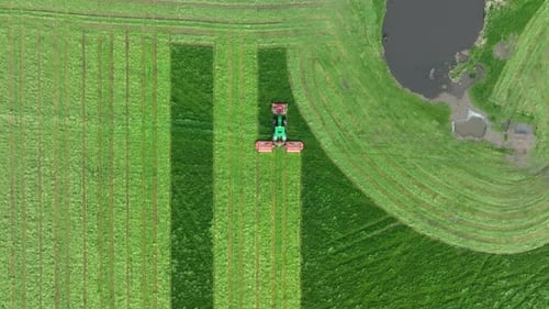 Landwirtschaftlicher Mäher, der Gras auf einem Bauernhof schneidet, Luftbild