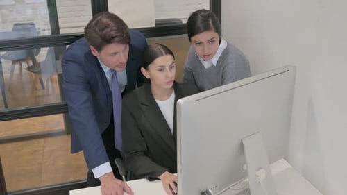 Empresária hispânica trabalhando com colegas de equipe no computador