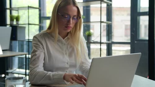 Kaukasische Geschäftsfrau Büroleiterin Verwirrte Geschäftsfrau, die am Laptop arbeitet, Problem mit der Belastung der Augen