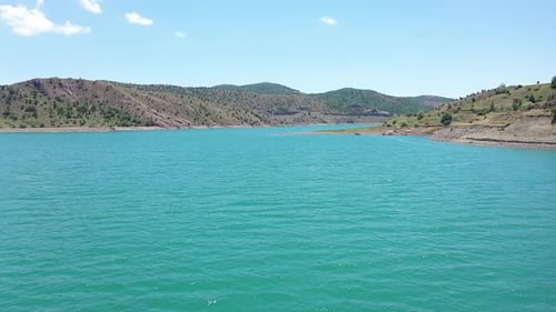 Vue aérienne du lac Dam et des collines 4