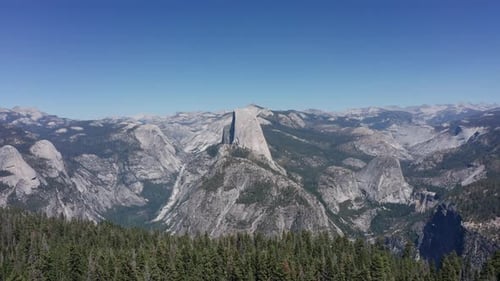 Toma aérea superancha de Half Dome de perfil desde Glacier Point. 4K