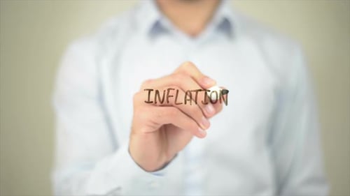 Inflation, Mann schreibt auf transparentem Bildschirm
