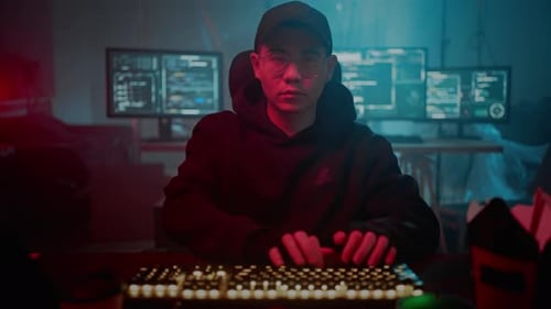 Erfahrener Computer-Cracker, der drinnen auf einer modernen Tastatur tippt
