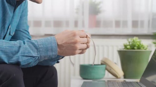 El hombre está preocupado por pagar las cuentas.