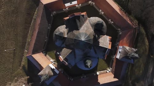 Vidéo aérienne au-dessus de l'église de la Très Sainte Trinité, République tchèque