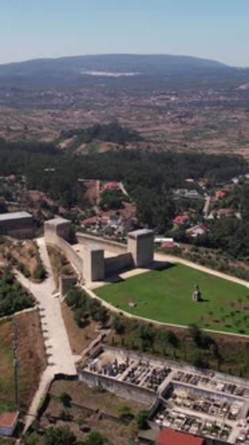 Vertikales Video von Schloss und Stadt Ourém, Portugal
