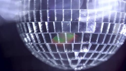 Boule disco en argent qui tourne.