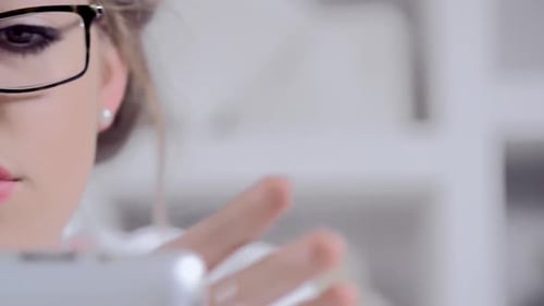 Junge blonde Frau konzentriert sich auf Tablet-Touchscreen-Display-Technologie