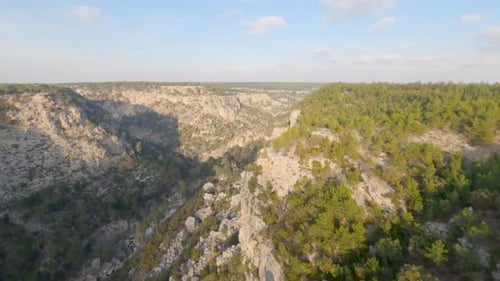 Journée ensoleillée au magnifique canyon de Guver Kanyonu Seyir Terasi avec des forêts au sommet