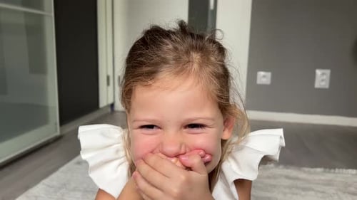 Kleines Mädchen hat Spaß daran, zu Hause in die Kamera zu schauen