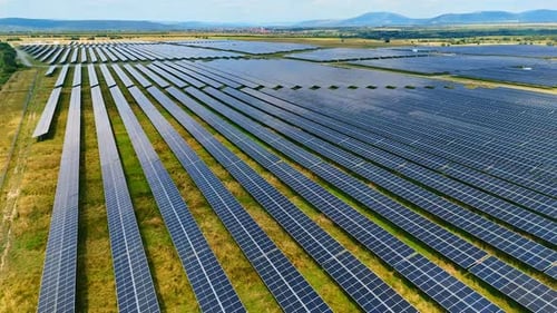 Zahlreiche Reihen moderner Photovoltaikmodule speichern die Energie der Sonne.