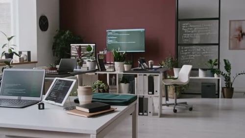 Innenraum des Büros eines IT-Startups mit Elektronisch Geräten und grünen Pflanzen