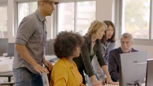 Equipe de trabalho em uma reunião na frente de um computador