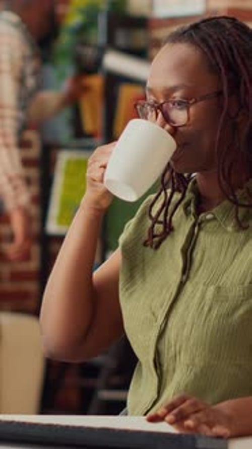 Vidéo verticale Jeune femme travaillant à distance depuis son domicile pour un travail en entreprise