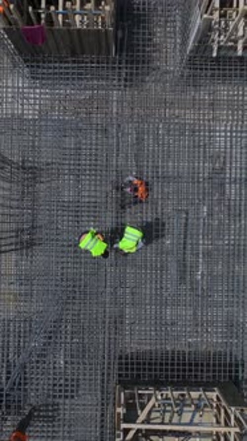 Vertikales Video Der hochwertige Baufortschritt zeigt Ingenieure und Arbeiter, die zusammenarbeiten an
