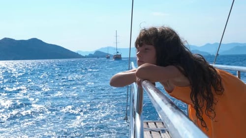 Trauriges Kind auf dem Schiff
