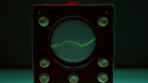 Osciloscópio visualizando sinal com forma de onda flutuando na tela