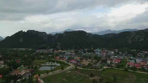 Imagens aéreas descendentes desta adorável vila de pescadores, templo budista, montanhas e céu; Bang P