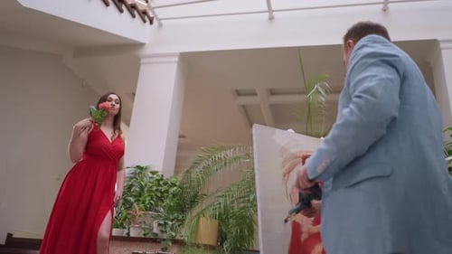 El artista muestra su maestría a través de poses de modelo