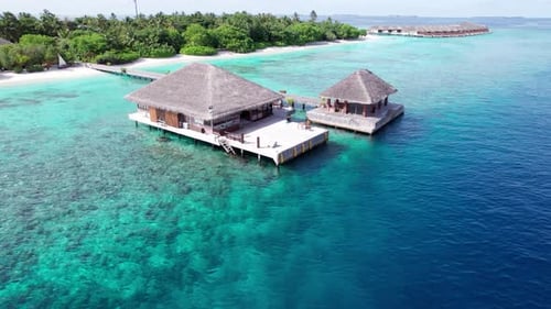 Água cristalina turquesa e ilha verde das Maldivas