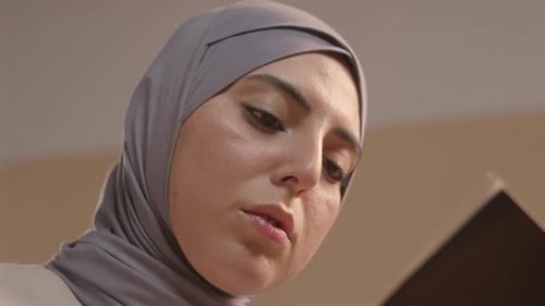 Muslimische Frau liest Koran aus nächster Nähe