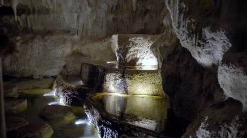 In der Höhle mit Lichtern, die auf einer rauen Wand reflektiert werden. - statisch