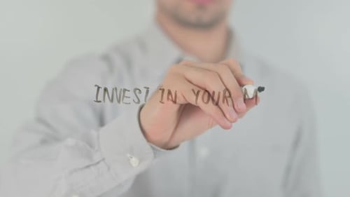 Invierta en su mente, escribiendo en una pantalla transparente