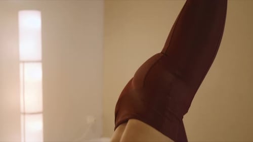 Entraîneuse de yoga faisant une pose de chien aux jambes baissées au ralenti en studio