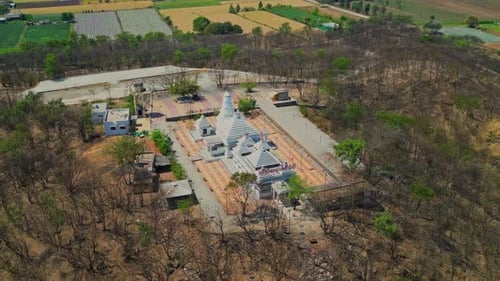 Vue filmée par Drone filmé en orbite filmée du temple Vindhyavaasini Devi à Dindori, dans le Nashik