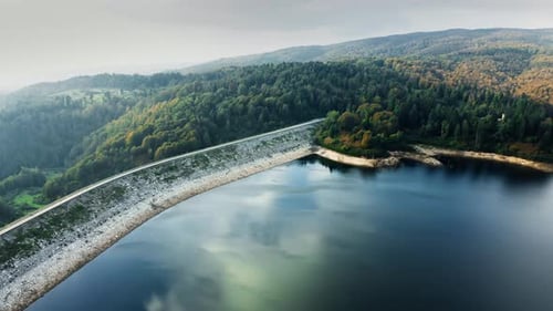 Dammdämme in den Bergen in Italien Luftaufnahme