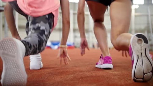 Zwei Athletinnen starten Rennen auf der Hallenlaufstrecke