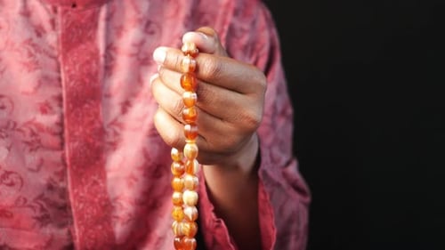 Muslimischer Mann hält während des Ramadans seine Hand bei Gebetsgesten aus nächster Nähe