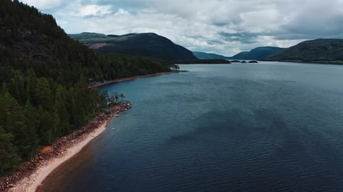 Vue aérienne d'un grand lac et d'une vallée à Telemark, en Norvège