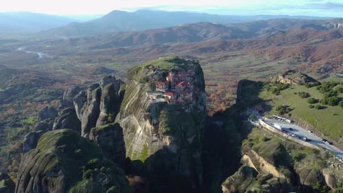 Monastère de Meteora Greece 4K, Le Grand Météore, Monastère sur une montagne, Paysage - Drone aérien