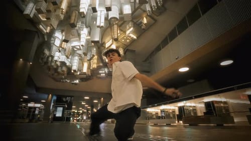 Talentierter Tänzer, der eine Freestyle-Hip-Hop-Tanzroutine aufführt