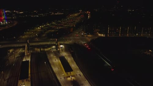 Blick aus der Vogelperspektive auf Bahnsteige und Eisenbahnschienen in Night City