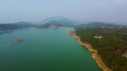 lac immaculé à la lisière de forêts de montagne, prises de vue aériennes le matin, une vidéo est prise au lac Umiyam