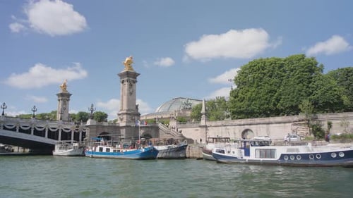 Vue sur la rivière de Paris depuis le bateau de croisière sur la Seine, France