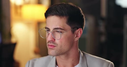 Ordenador, diseñador web y gafas en la oficina con reflexión, trabajo y pensamiento en empresa